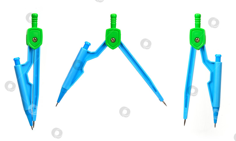 Скачать Синий пластиковый школьный компас для рисования, выделенный на белом фоне фотосток Ozero