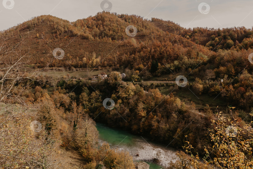 Скачать маленькая деревушка в ущельею фотосток Ozero