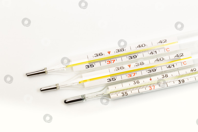 Скачать ртутные термометры на белом фоне крупным планом фотосток Ozero