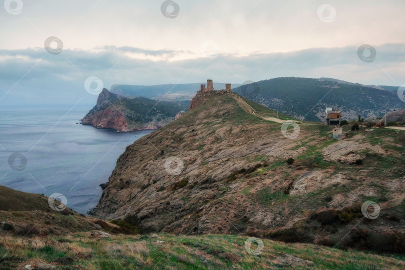 Скачать Балаклавская бухта в Крыму, горные утесы и башня фотосток Ozero