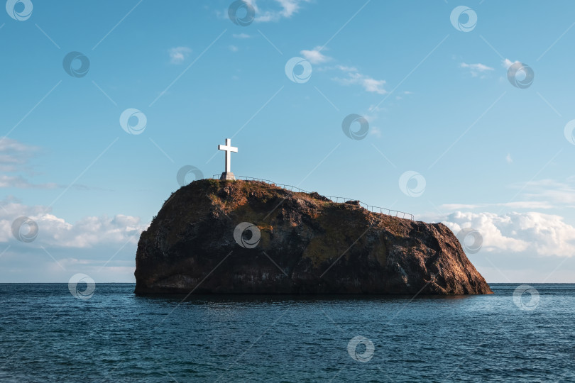 Скачать Георг Рок. Христианский крест возвышается на мысе Фиолент фотосток Ozero