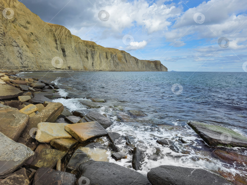 Скачать Огромные пласты гранита и горных пород на морском побережье. фотосток Ozero