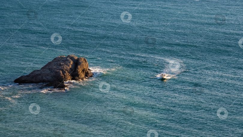 Скачать Прогулка на лодке. Побережье Черного моря. Панорамный вид. фотосток Ozero