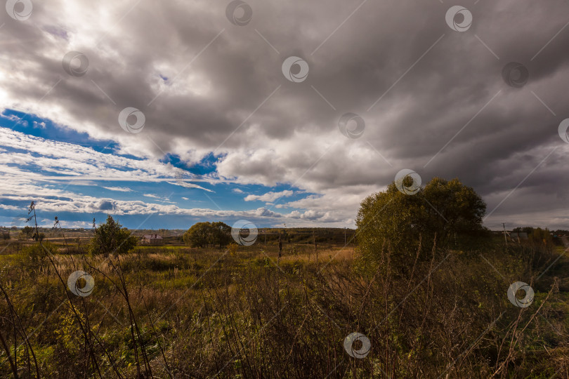 Скачать Осенний пейзаж, перед грозой фотосток Ozero