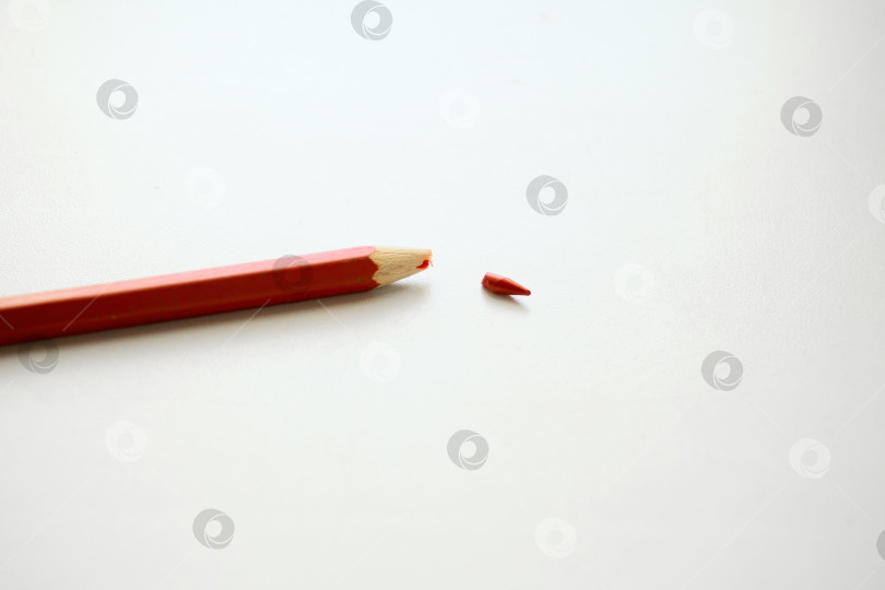 Скачать Красный карандаш на белом фоне. Сломанный кончик карандаша, канцелярия, школьные принадлежности фотосток Ozero