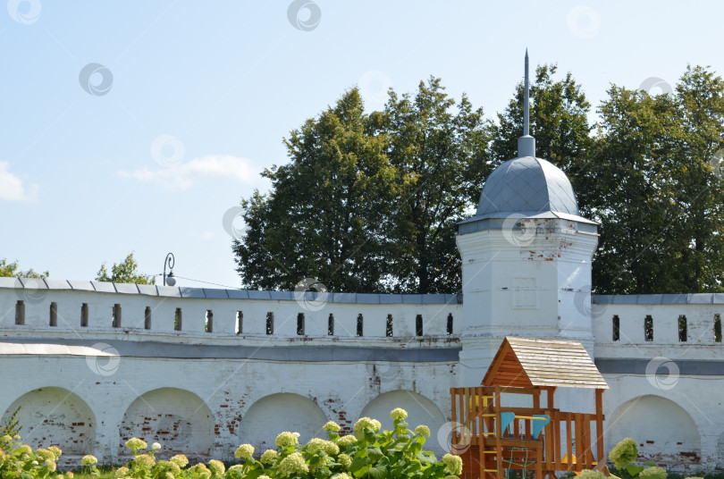 Скачать Монастырские стены и Юго-западная башня Богородице-Рождественского монастыря в городе Владимире, входящем в Золотое кольцо России фотосток Ozero