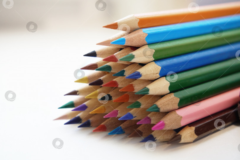 Скачать Цветные карандаши для рисования и раскрашивания на белом фоне. Фигурки из цветных карандашей, канцелярских принадлежностей, школьных принадлежностей фотосток Ozero