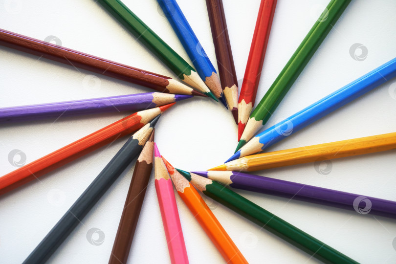 Скачать Цветные карандаши для рисования и раскрашивания на белом фоне. Фигурки из цветных карандашей, канцелярских принадлежностей, школьных принадлежностей фотосток Ozero