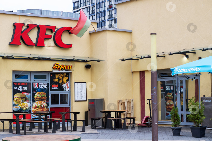 Скачать Беларусь, Минск - 29 октября 2024 года: Ресторан KFC Express со столами и стульями на открытом воздухе фотосток Ozero