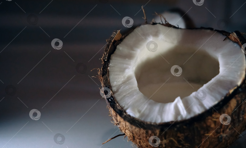 Скачать Две половинки кокосового ореха крупным планом. Веганская еда, кокосы крупным планом. Косметические процедуры. Здоровое питание фотосток Ozero