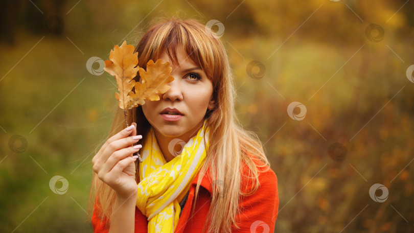Скачать Женщина прячет свое лицо за листом фотосток Ozero