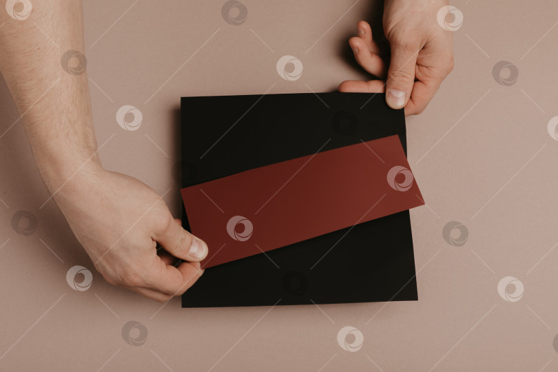 Скачать Рука, держащая чистый конверт и макет письма  фотосток Ozero