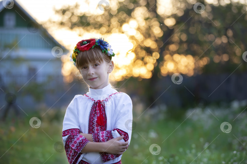 Скачать Красивая маленькая славянская девочка в национальной одежде на фоне боке. Украинский или белорусский ребенок. фотосток Ozero