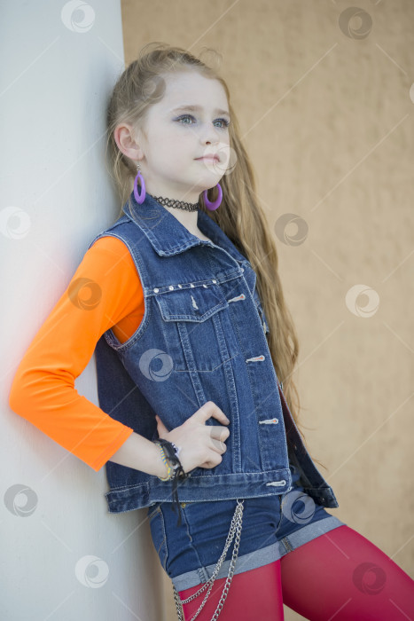 Скачать Портрет маленькой рыжеволосой девочки с ярким макияжем в джинсовой жилетке. фотосток Ozero