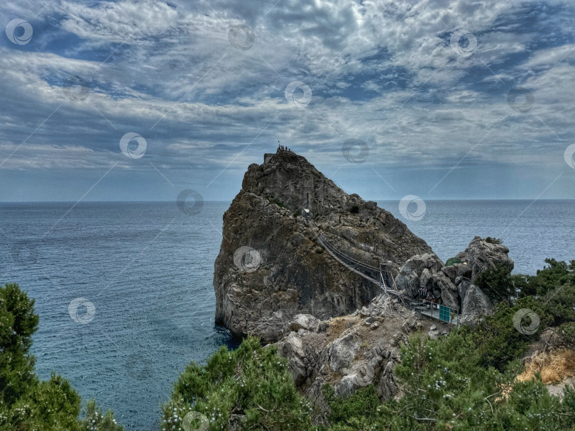 Скачать Висячий мост над морем, ведущий на скалу фотосток Ozero