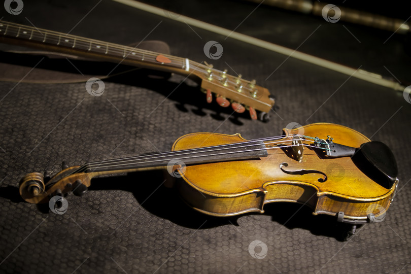 Скачать Старинная скрипка на темном фоне. Ретро-музыкальный инструмент. фотосток Ozero