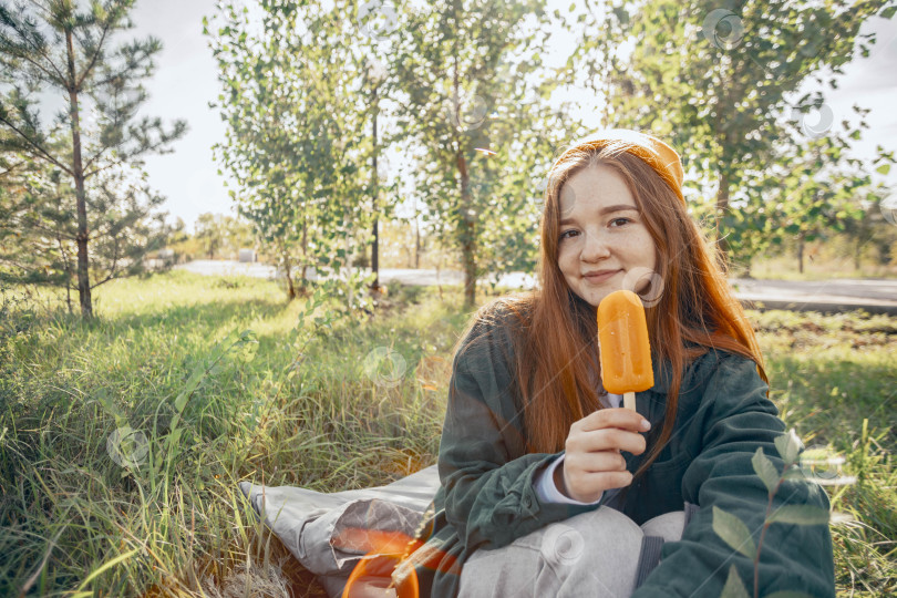 Скачать Простые удовольствия - Найти счастье в прохладном фруктовом мороженом в тихий день на свежем воздухе фотосток Ozero