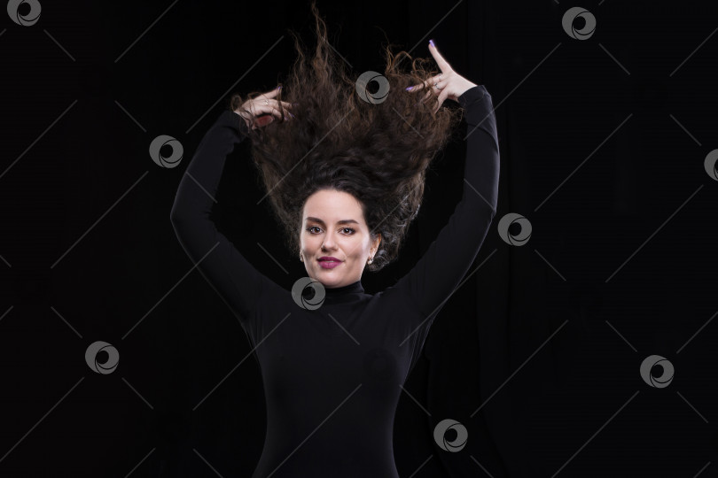 Скачать Брюнетка тряхнула своими вьющимися волосами. фотосток Ozero