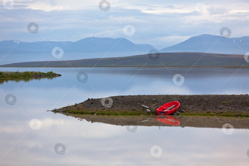 Скачать Исландский водный пейзаж с красной лодкой  фотосток Ozero