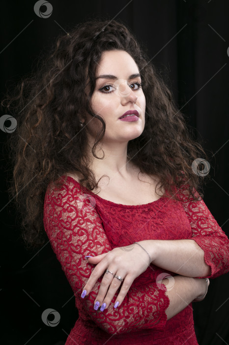 Скачать Вертикальный портрет красивой девушки-брюнетки с вьющимися волосами. фотосток Ozero