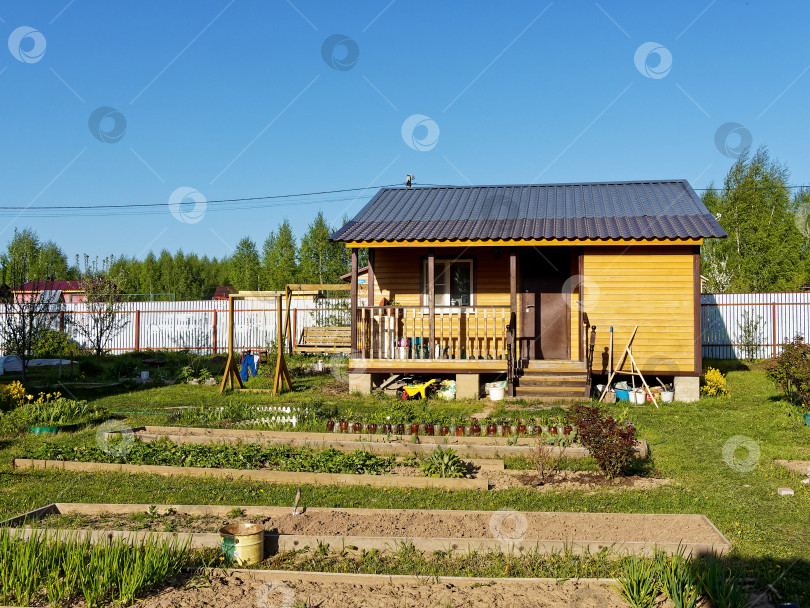 Скачать Маленький домик в деревне весной фотосток Ozero