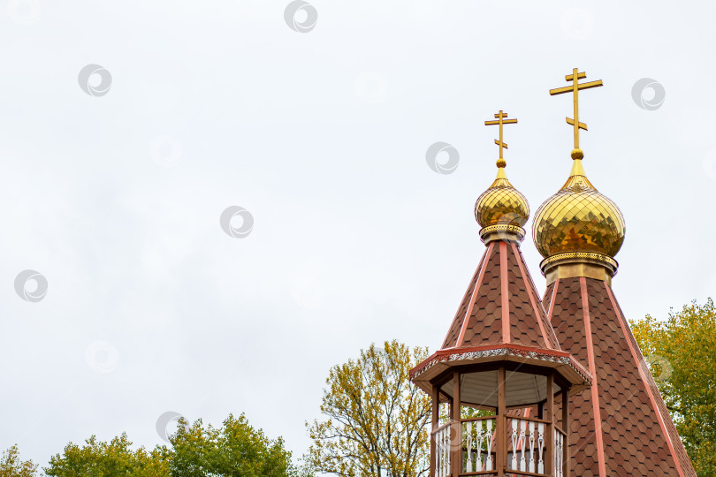 Скачать На вершине красивой церкви стоят два сверкающих золотых креста фотосток Ozero