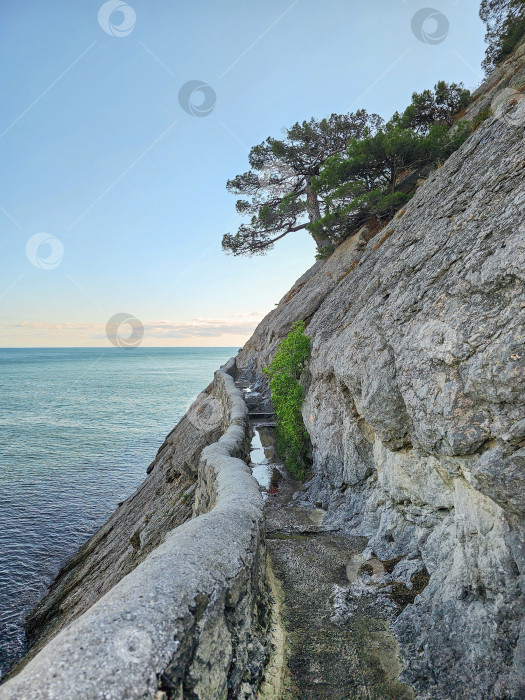 Скачать каменная тропа вдоль края обрыва фотосток Ozero