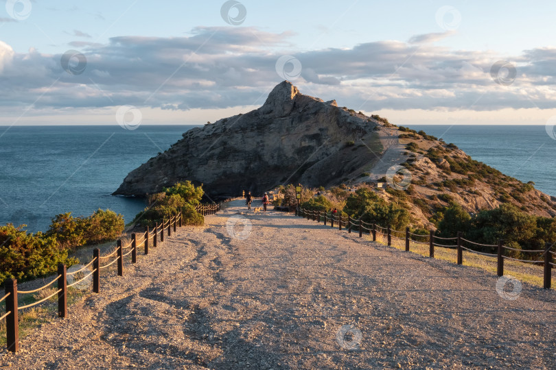 Скачать Мыс Капчик Крымского полуострова, каменистый пляж вдалеке. фотосток Ozero