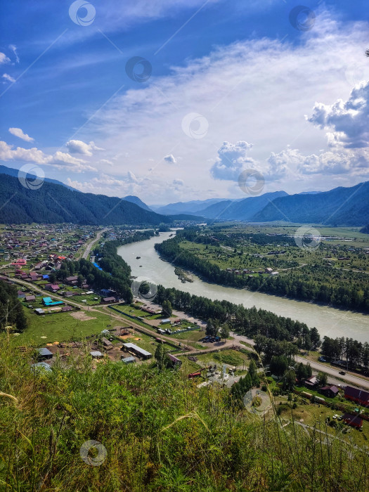 Скачать Деревенька в горах Алтая фотосток Ozero