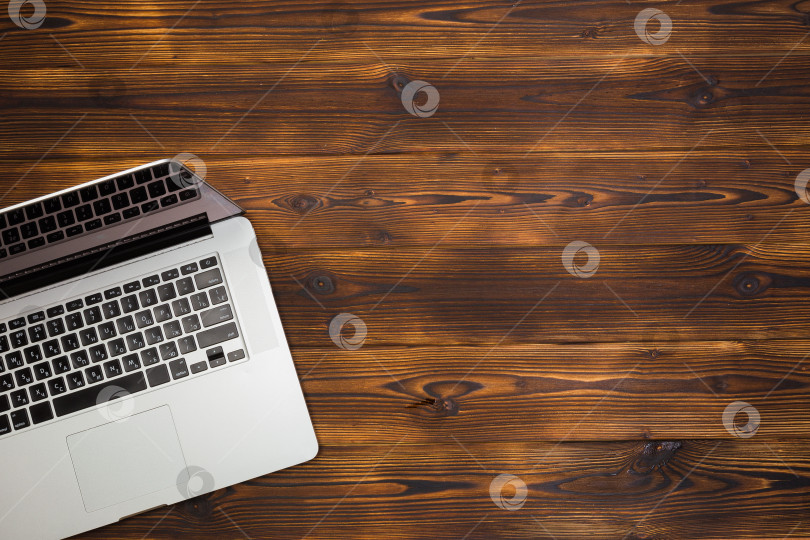 Скачать ноутбук на деревянном фоне вид сверху фотосток Ozero