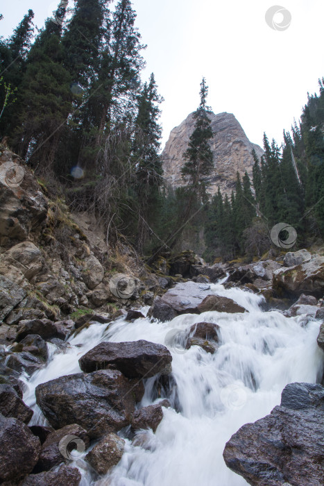 Скачать Горный водопад в ущелье Барскун и Джети-Огуз, Кыргызстан фотосток Ozero