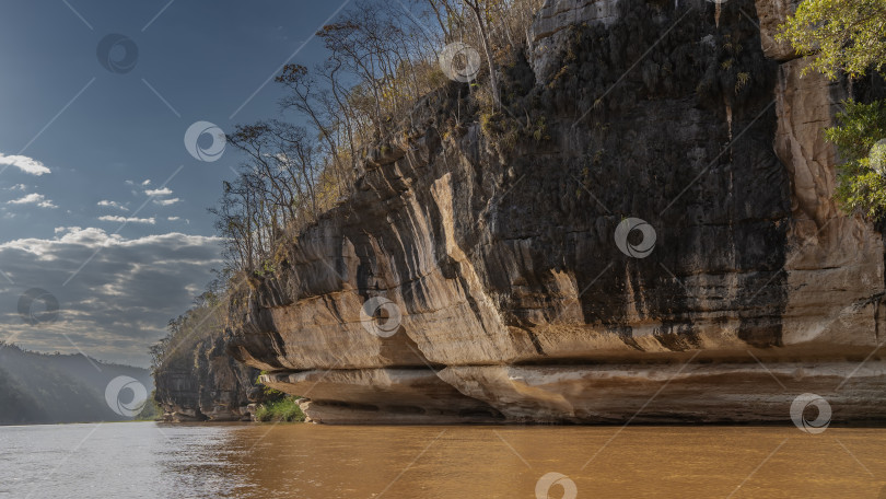 Скачать Экзотическая спокойная красно-коричневая река. фотосток Ozero