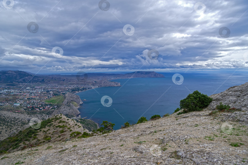 Скачать Вид с прибрежной горы на курортный город Судак. Крым. фотосток Ozero