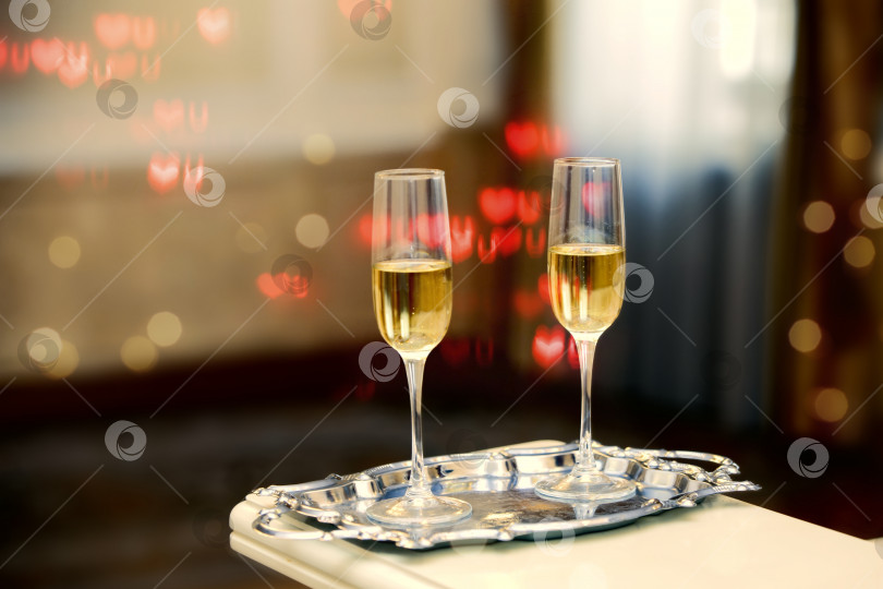 Скачать Два бокала шампанского на фоне пятен боке. Праздничный романтический фон. фотосток Ozero
