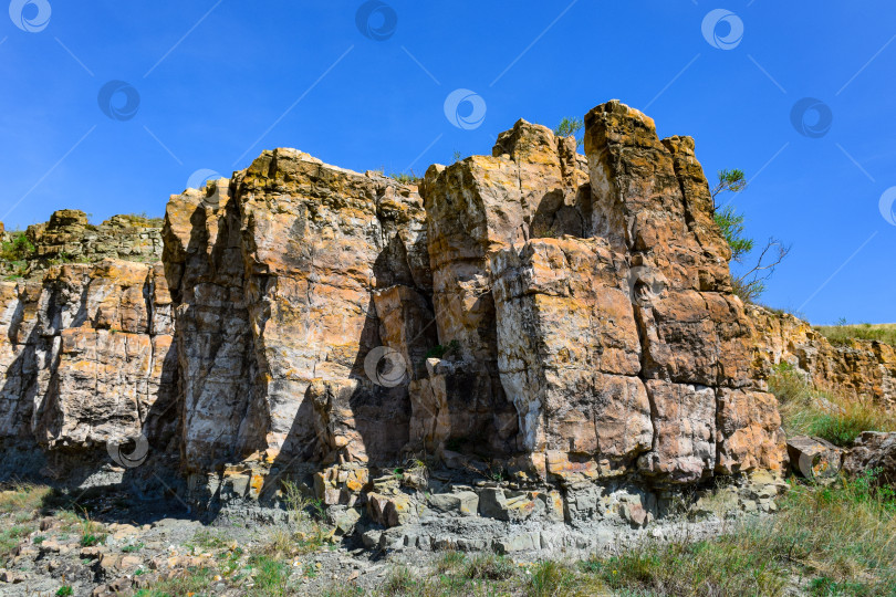 Скачать Горный пейзаж.  Зеленая трава фотосток Ozero