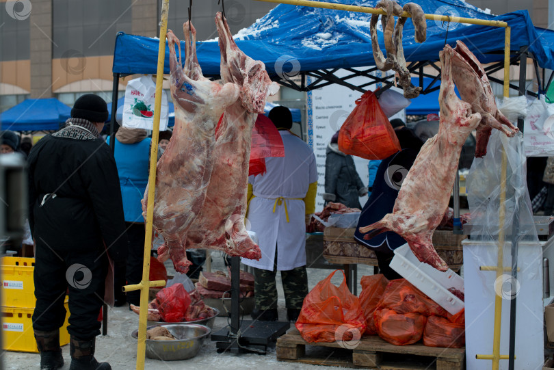 Скачать Мясо, туши на рынке, на базарчике, фермерский рынок, фермерские продукты фотосток Ozero