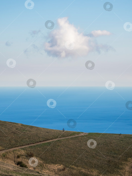 Скачать Белое облако над холмами и морем. Вид сверху. фотосток Ozero