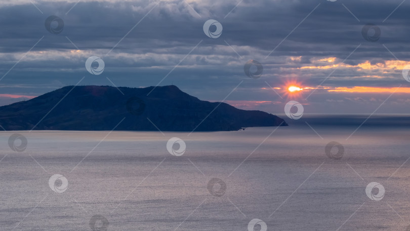 Скачать пейзаж удивительного закатного неба над пляжем Черного моря фотосток Ozero