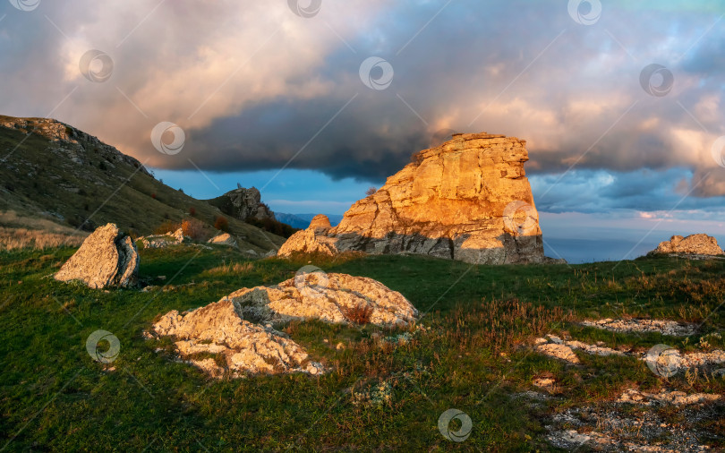 Скачать Скала Сфинкс, Демерджи, освещена заходящим солнцем. фотосток Ozero