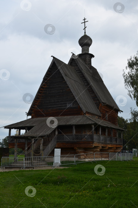 Скачать Никольская церковь (Церковь Николая Чудотворца) из села Глотова – деревянный православный храм в Суздальском кремле – древнейшей части города Суздаль Владимирской области, входящего в Золотое кольцо России фотосток Ozero