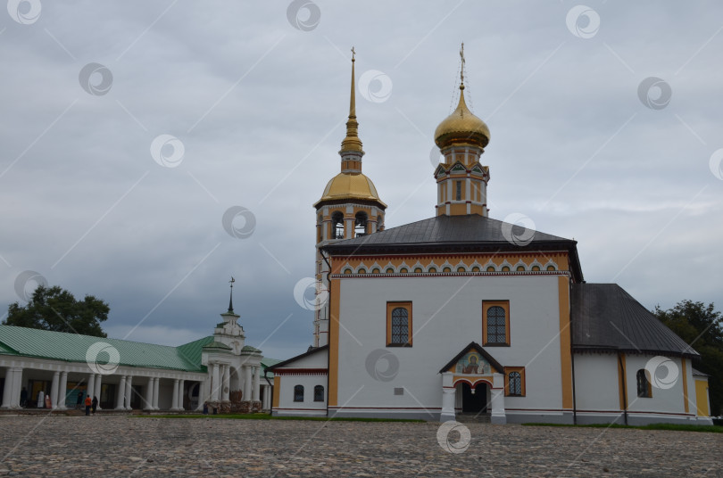 Скачать Вид на Торговую площадь города Суздаль Владимирской области, входящего в Золотое кольцо России: Торговые ряды и летняя Воскресенская церковь (Церковь вознесения на Торгу, Церковь Воскресения Словущего Воскресенского прихода) фотосток Ozero