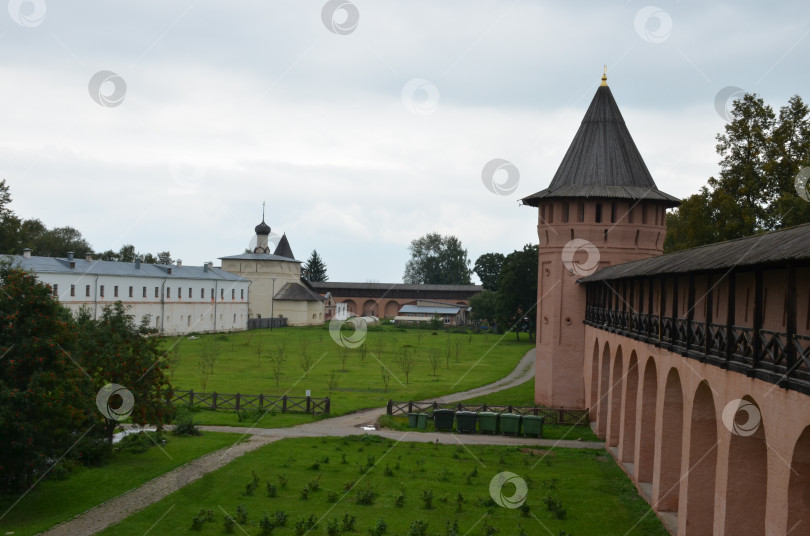 Скачать Вид на территорию Спасо-Евфимиева мужского монастыря в городе Суздаль Владимирской области, входящем в Золотое кольцо России: Аптекарский огород, Братский корпус, Никольская церковь с корпусом больничных покоев, башни и крепостные стены монастыря фотосток Ozero