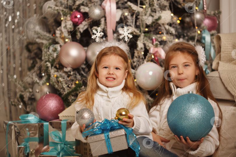 Скачать Две сестры. Счастливого Рождества. фотосток Ozero