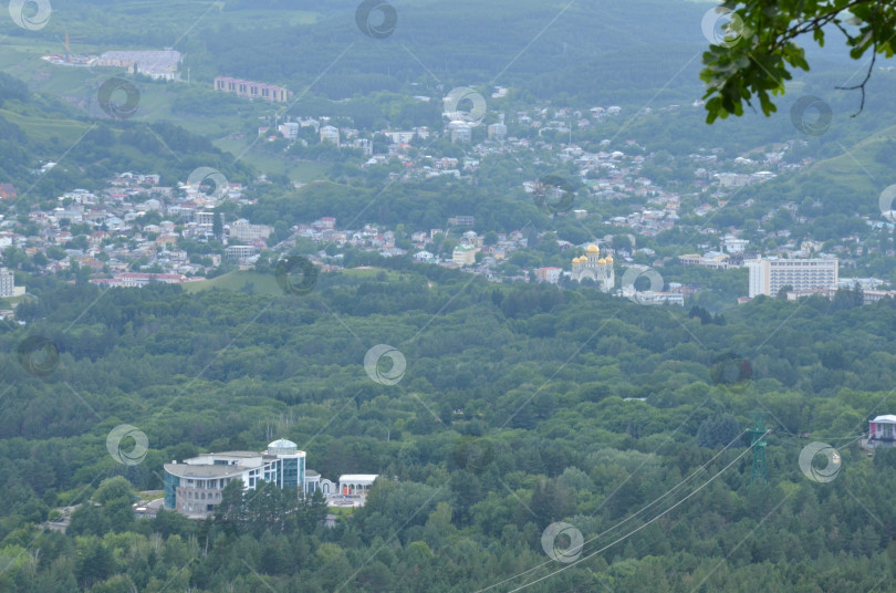 Скачать Панорама города Кисловодск со смотровой площадки в верхней точке Курортного парка фотосток Ozero