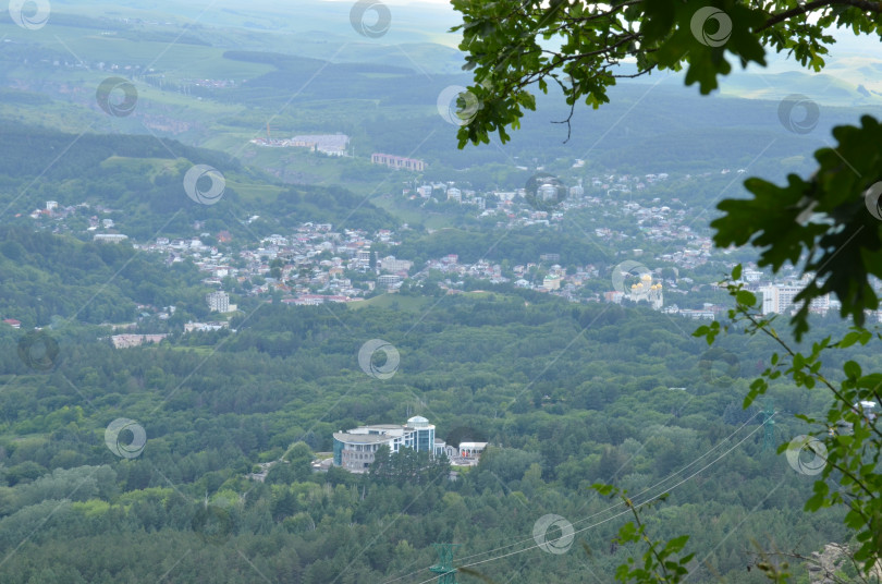 Скачать Панорама города Кисловодск со смотровой площадки в верхней точке Курортного парка фотосток Ozero