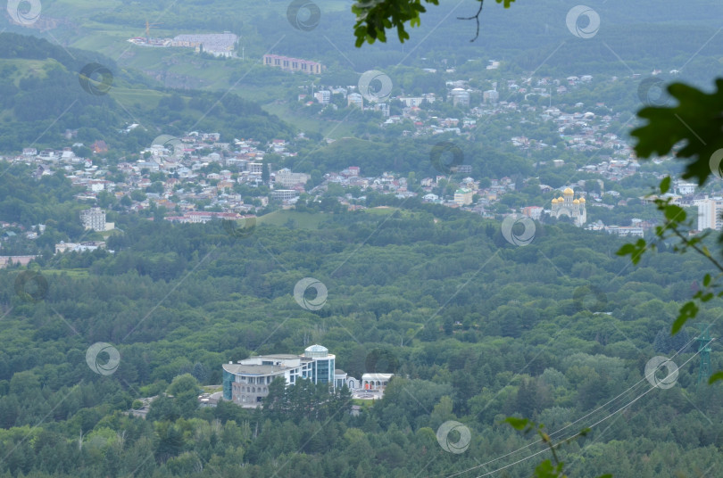 Скачать Панорама города Кисловодск со смотровой площадки в верхней точке Курортного парка фотосток Ozero