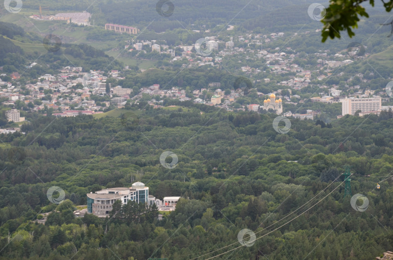 Скачать Панорама города Кисловодск со смотровой площадки в верхней точке Курортного парка фотосток Ozero