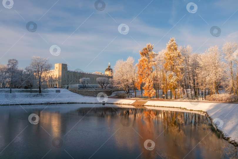 Скачать поздний осенний пейзаж с дворцом на берегу озера фотосток Ozero