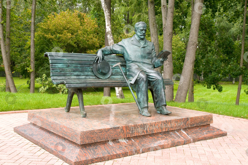 Скачать Памятник П.И. Чайковскому в городе Клин Московской области фотосток Ozero