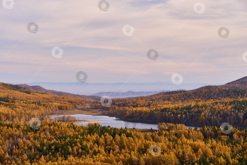 Скачать Лесное озеро, солнечным осенним днем. фотосток Ozero